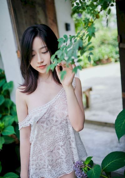 女仆掀起蕾丝裙让主人摸屁股_蓝光全集在线观看
